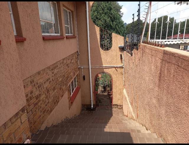 4 BEDROOM HOUSE FOR SALE IN BEZUIDENHOUT VALLEY